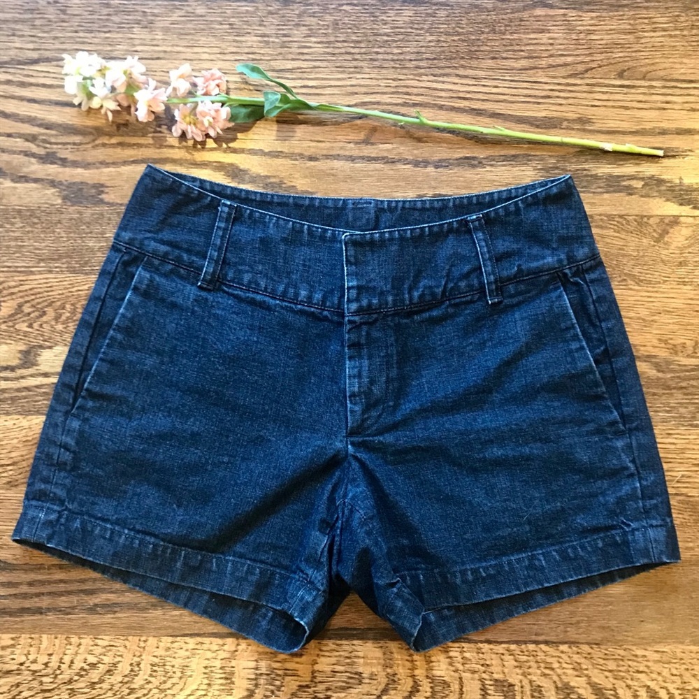 Banana Republic Dark Wash Demin Shorts. Women’s 2
